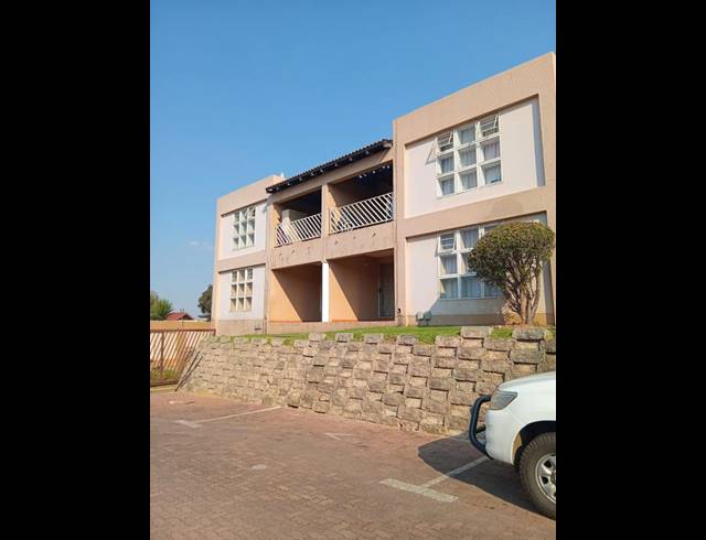 3 BEDROOM TOWNHOUSE FOR SALE IN MONDEOR